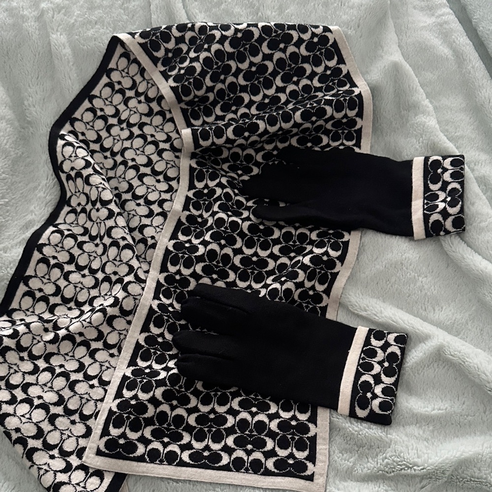 Classic Reversible B&WCoach Monogrammed Knit Scarf & Gloves Set Size 48*8